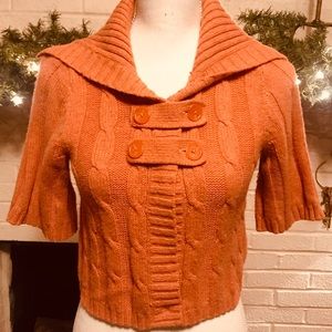 CABLE KNIT CROPPED SWEATER